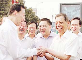 2011年6月·江苏省委书记罗志军在新长江集园董事长李良宝的陪同下视察我公司