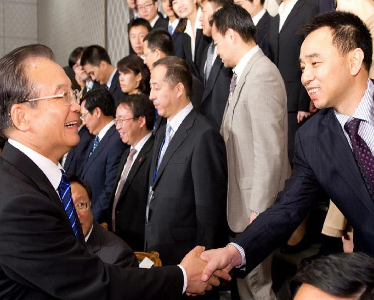 董事長胡正華先生隨時任國務院總理溫家寶參加中日韓 三國首腦峰會留影