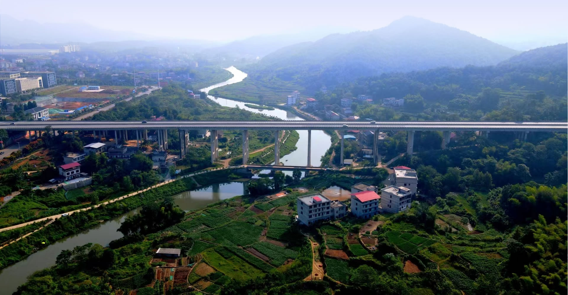 湖南利联安邵高速公路正规博彩平台有限公司成立于2006年8月,主要负责安邵高速公路的投资、建设、经营、养护、管理等方面业务。