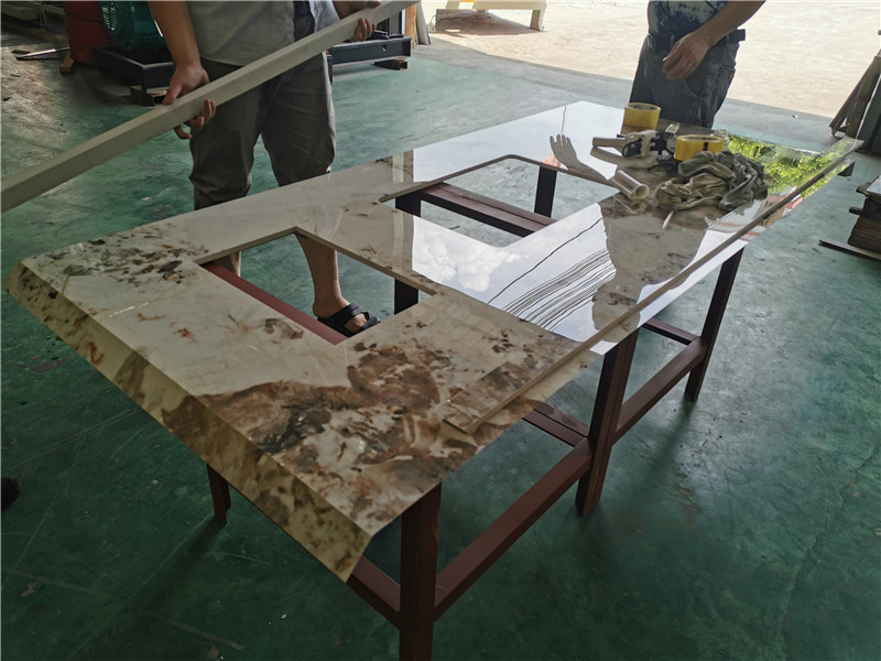 陶瓷大板的深加工設備，如3米2的巖板雙刀橋切機，