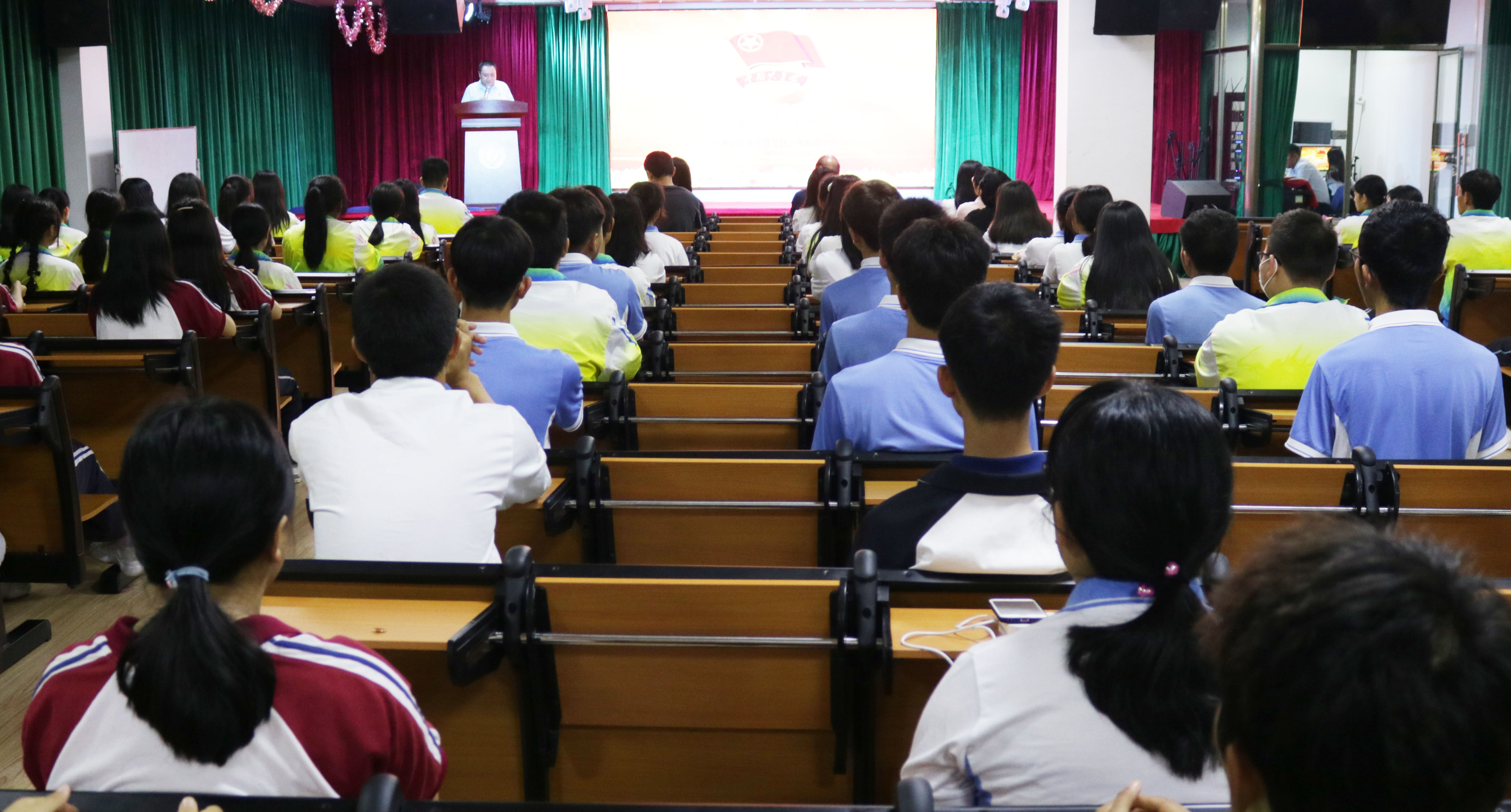 青春心向黨，奮斗正當時丨我校舉行新團員入團宣誓儀式
