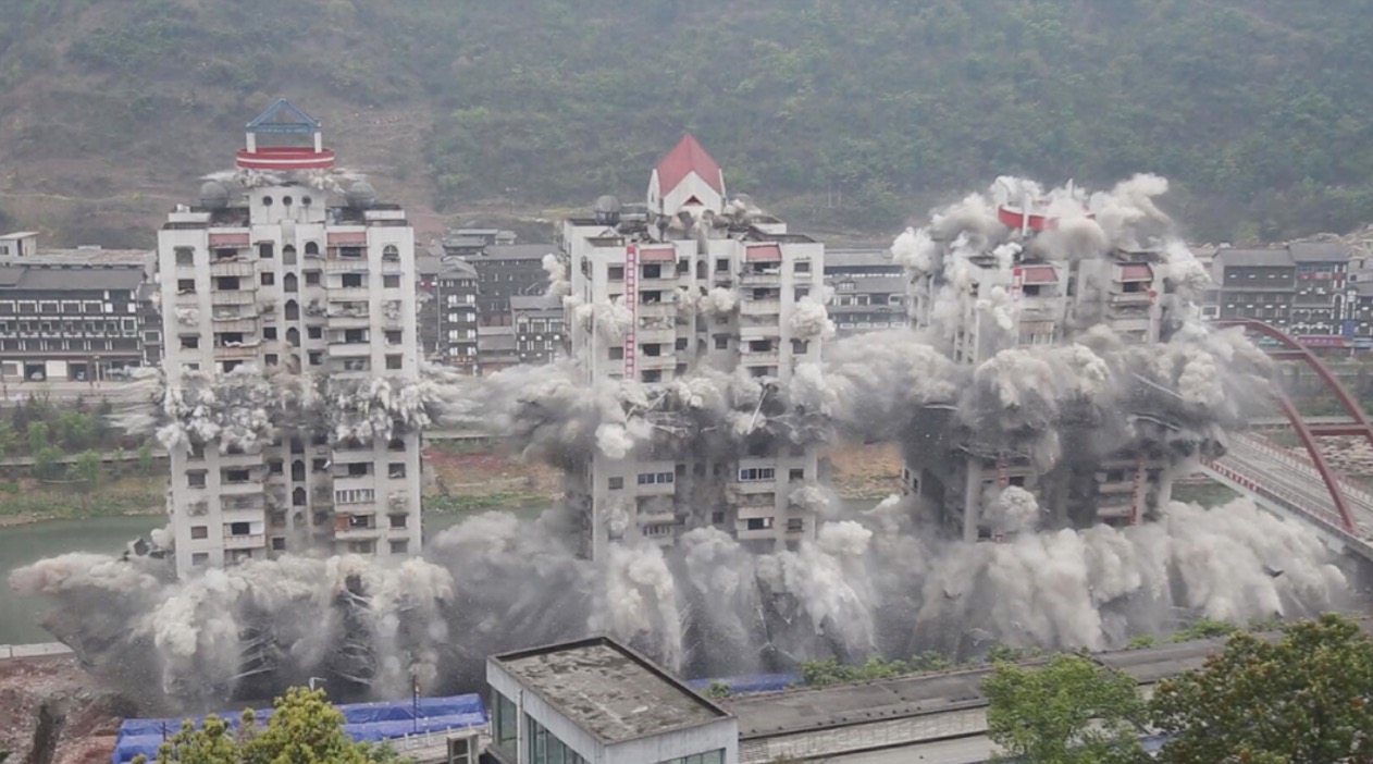 贵州茅台酒厂三栋高层建筑同时拆除爆破