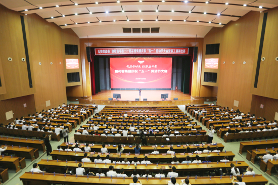 禮贊勞動美，致敬奮斗者！稻花香這樣慶?！拔逡弧? />
	                        </a>
                    </div>
                    <!-- 圖片盒子結(jié)束 -->
                    <!-- 內(nèi)容開始 -->
                    <div   id="kdzec7z"   class="content col-sm-8">
                        <!-- 標(biāo)題開始 -->
                        <a href="/news/995.html" target="_self" class="newTitle1">
                            禮贊勞動美，致敬奮斗者！稻花香這樣慶祝“五一”
                        </a>
                        <!-- 標(biāo)題結(jié)束 -->
                        <!-- 描述開始 -->
                 
                    </div>
                    <!-- 內(nèi)容結(jié)束 -->
                </li>
                

                                
                                <li id="w5cagon"    class="newList row">
                    <i class="iconfont list-icon"></i>
                    <a href="/news/993.html" target="_self" class="newTitle">稻花香員工李君蓉榮獲“湖北五一勞動獎?wù)隆?/a>
                    <span id="8fiw1xf"    class="newYear">2025-04-29</span>
                </li>
                

                                
                                <li id="hgow6fl"    class="newList row">
                    <i class="iconfont list-icon"></i>
                    <a href="/news/984.html" target="_self" class="newTitle">“追尋紅色足跡 奮力開創(chuàng)新局”聯(lián)合主題黨日暨黨員春訓(xùn)在長陽舉行</a>
                    <span id="pd0csx1"    class="newYear">2025-04-16</span>
                </li>
                

                                
                                <li id="hl80pyw"    class="newList row">
                    <i class="iconfont list-icon"></i>
                    <a href="/news/983.html" target="_self" class="newTitle">稻花香活力家族上榜“湖北精品”</a>
                    <span id="0jsanqw"    class="newYear">2025-04-15</span>
                </li>
                

                                
                                <li id="s0m313t"    class="newList row">
                    <i class="iconfont list-icon"></i>
                    <a href="/news/980.html" target="_self" class="newTitle">稻花香入選“中國消費名品成長企業(yè)”</a>
                    <span id="cs5t3cd"    class="newYear">2025-04-14</span>
                </li>
                

                                
                                <li id="hvbbzk3"    class="newList row">
                    <i class="iconfont list-icon"></i>
                    <a href="/news/979.html" target="_self" class="newTitle">馫香基地首批出酒封壇 稻花香向“馫”而行 “智”勝未來 ?</a>
                    <span id="w5t0syw"    class="newYear">2025-04-16</span>
                </li>
                

                                <!-- 單個列表結(jié)束 -->
            </ul>
            <!-- 分頁開始 -->
            <div   id="dpfzx8m"   class="e_box e_OccupyBox-001 p_OccupyBox">
                    
				<script type="text/javascript">
				pagingVM=window.pagingVM||{};
				pagingVM[