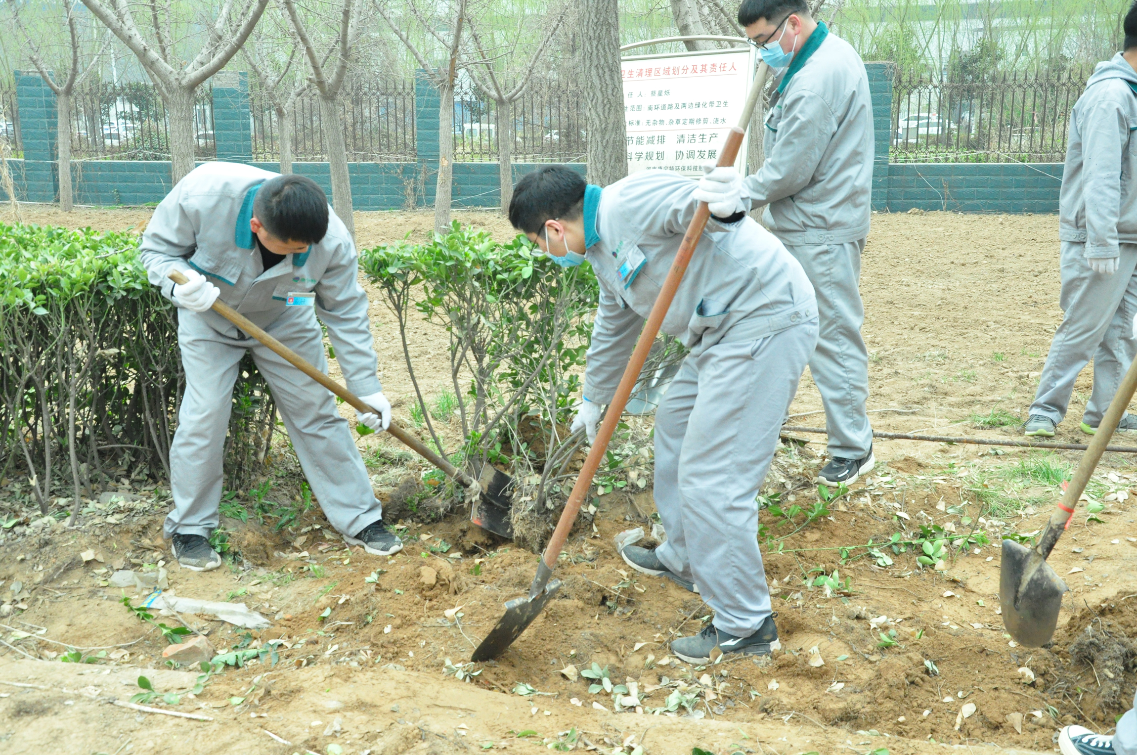 康寧特環保集團組織開展“奉獻綠色、生態發展”植樹節活動