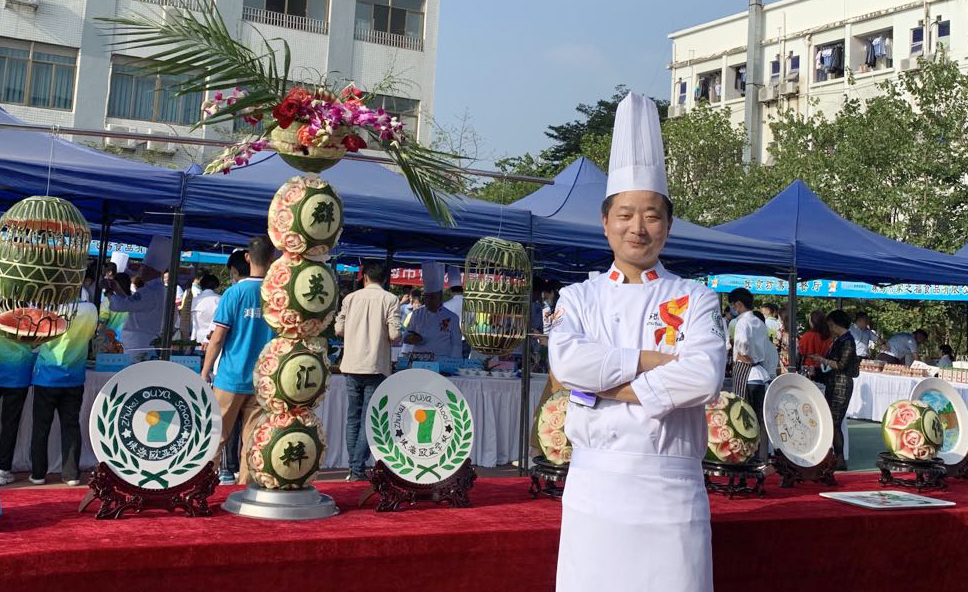 教師風采丨楊忠義：匠心藝術之“食品雕刻”