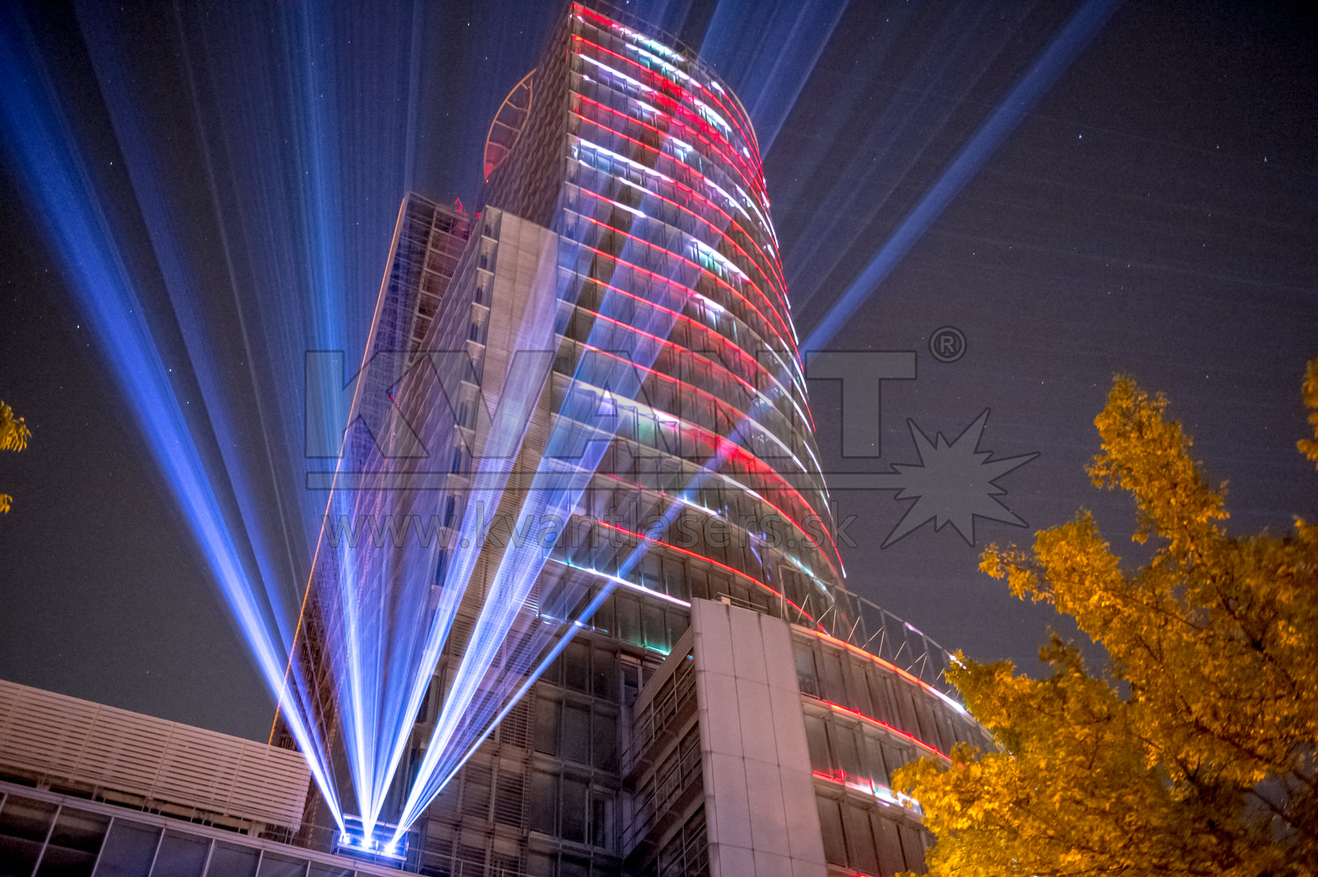 兩座建筑之間的激光映射-Spectrum 30W 彩色激光燈