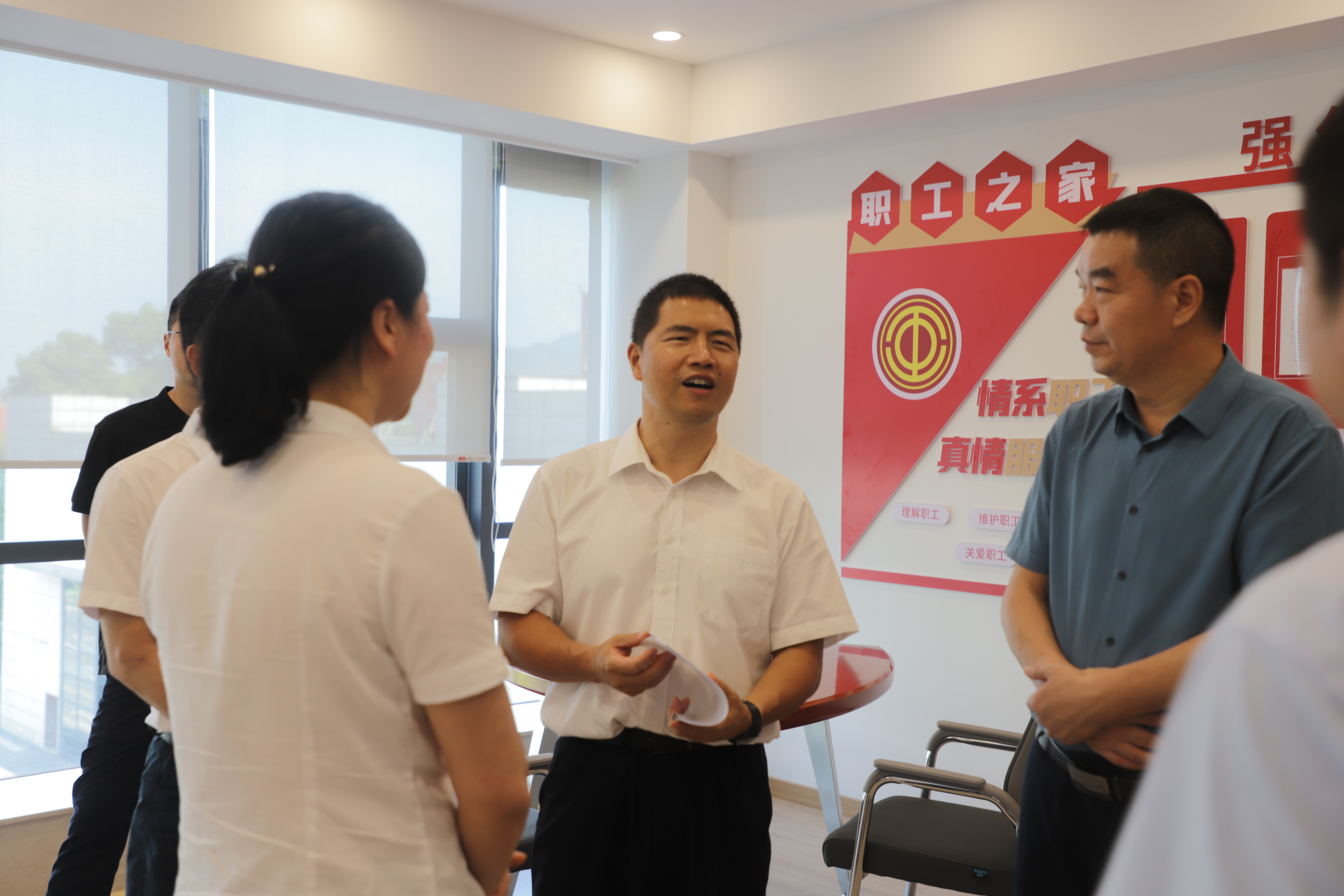湖北省总工会副主席胡甲文一行来公司调研