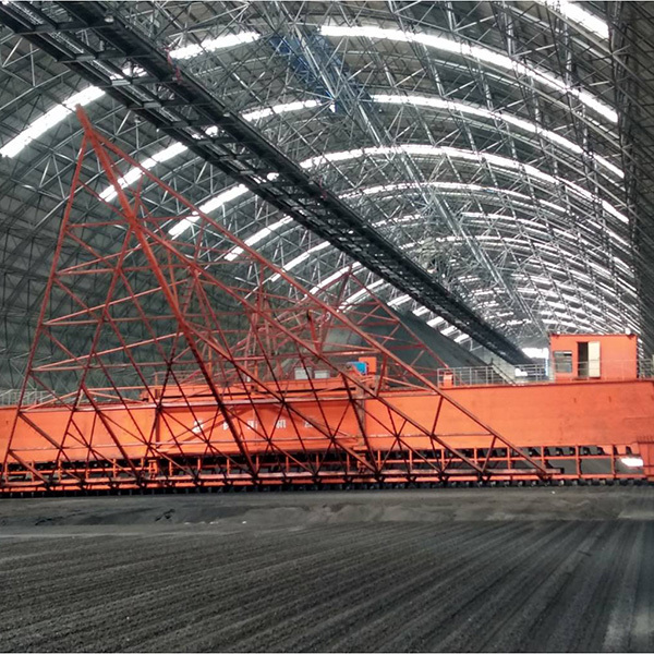 靖西天桂铝业56米跨距的桥式刮板取料机