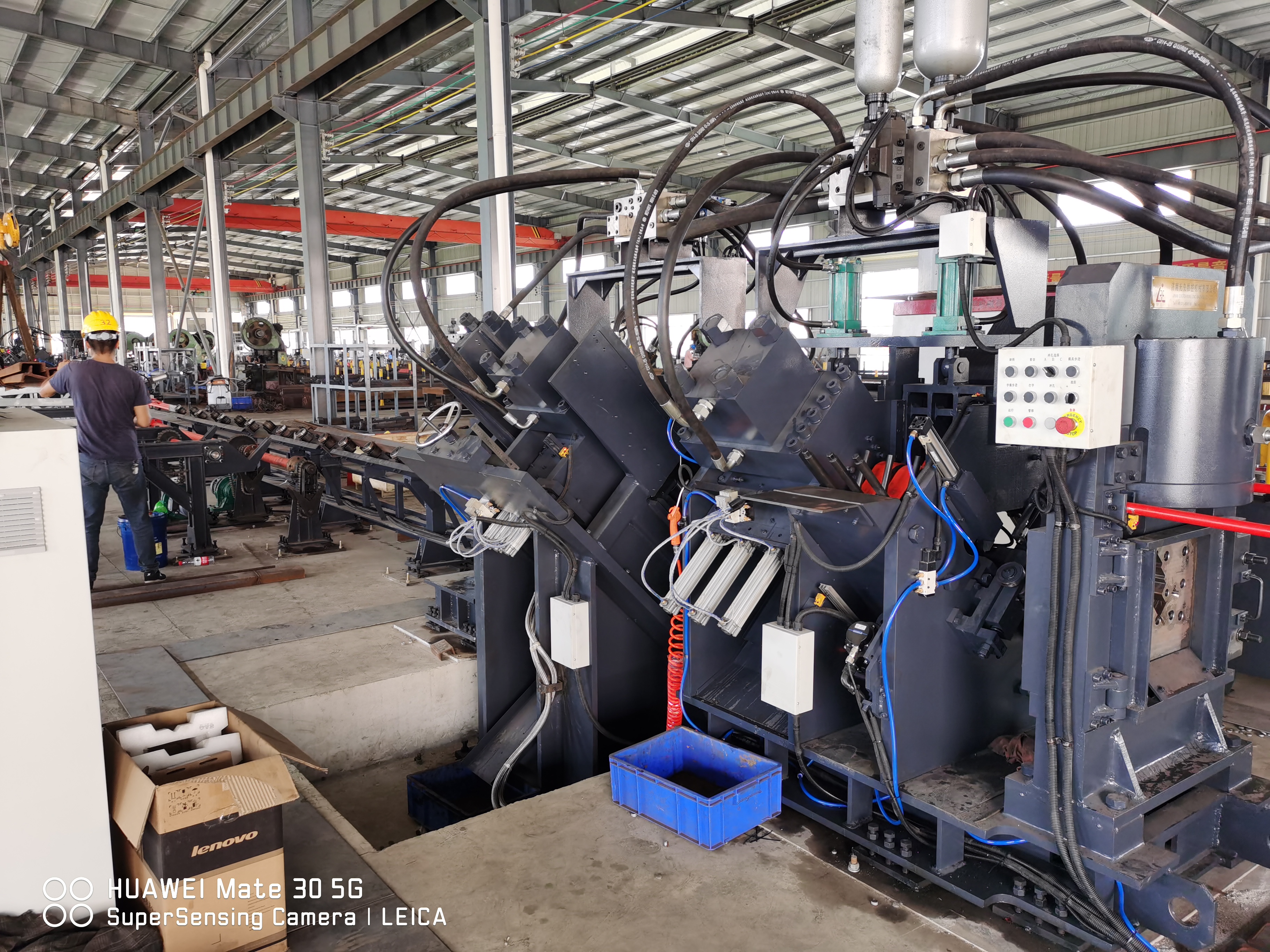 光先數(shù)控CBNC2020型數(shù)控槽鋼沖孔機(jī)鋼結(jié)構(gòu)建筑槽鋼沖剪機(jī)槽鋼三面沖孔生產(chǎn)線設(shè)備