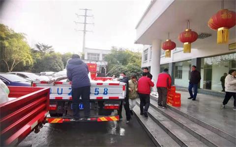軹城鎮黨委副書記常濤、鎮工會主席李佳佳、鎮經濟辦主任李媛代表鎮黨委政府總工會蒞臨我公司慰問一線干部職工
