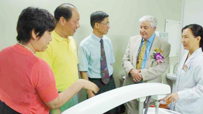 中、美、英光動力專家在廣州軍區總醫院現場交流研討鮮紅斑痣光動力治療術