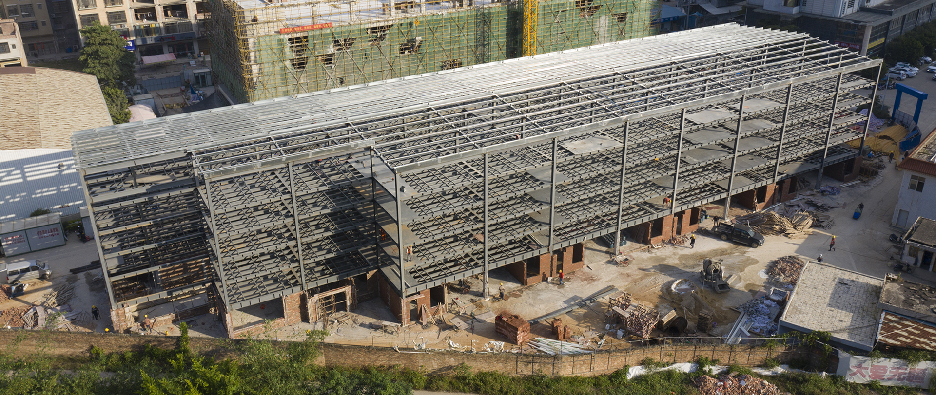 靈山縣人民醫院立體停車庫項目-鋼結構部分施工接近尾聲…