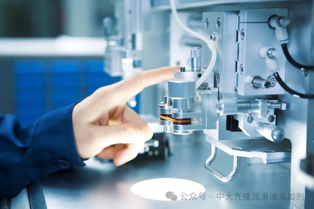 鋁箔加工無漬液壓油的性能要求及組成