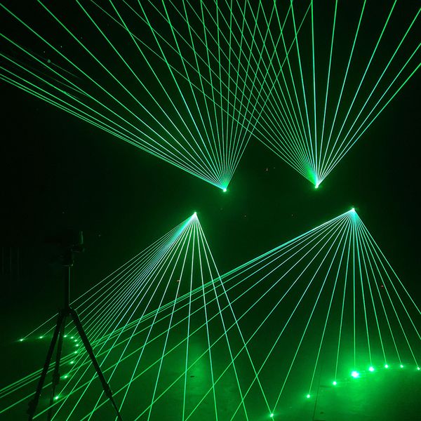 KVANT Clubmax激光燈和穿山甲的Quickshow軟件制成的綠色光束