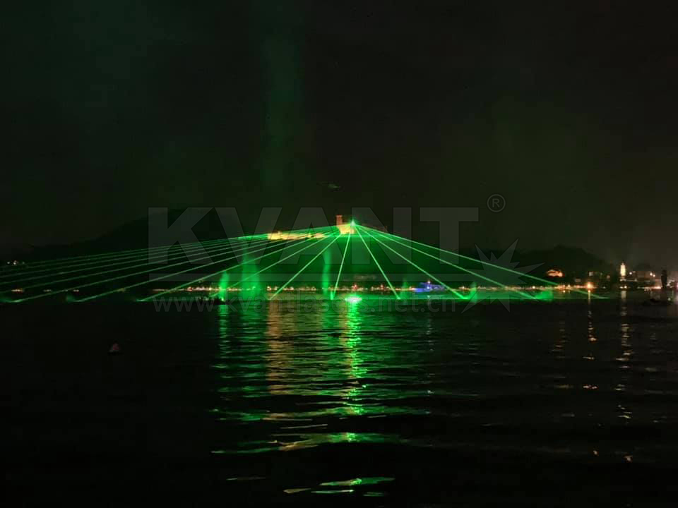 意大利馬焦雷湖上演水上舞臺大型水幕激光秀