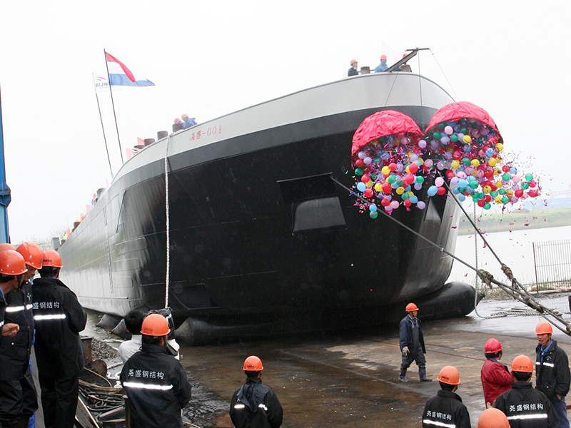 首制荷兰110米液化船成功下水