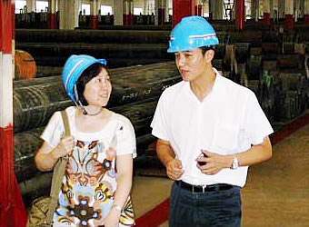 2008年8月，中石化材料處副處長白冶紅(左)來我公司考察