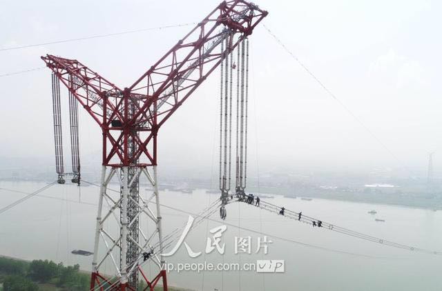 国家电网-安徽境内世界第一特高压跨越长江开云娱乐app下载机器人参与实时监控和数据采集