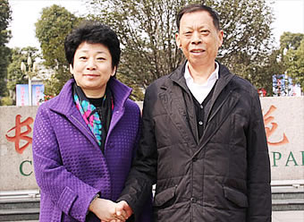 2012年3月，江苏省委常委无锡市委书记黄莉新在新长江集团董事长李良宝的陪同下视察我公司