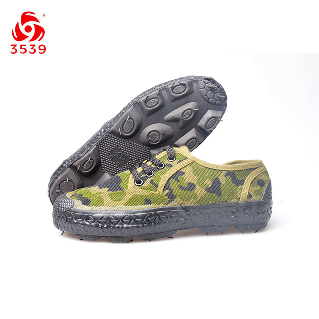 Special training shoes (camouflage)