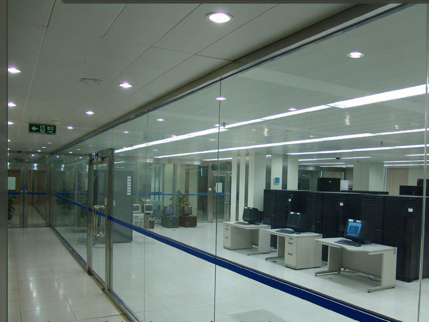 機房辦公室防輻射玻璃隔斷，保障辦公人員舒適安全的工作環境！
