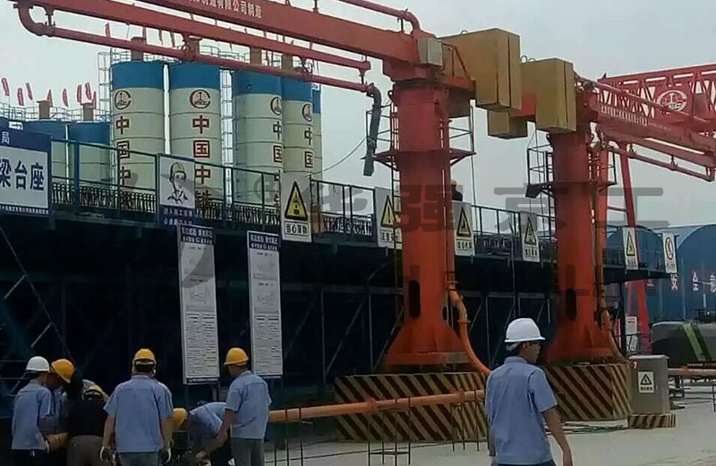 鄭萬鐵路中鐵十局新野制梁場