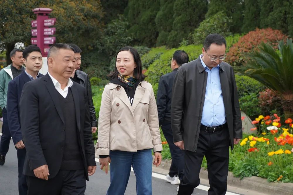 成都市民政局、眉山市民政局领导赴莲花公墓考察调研
