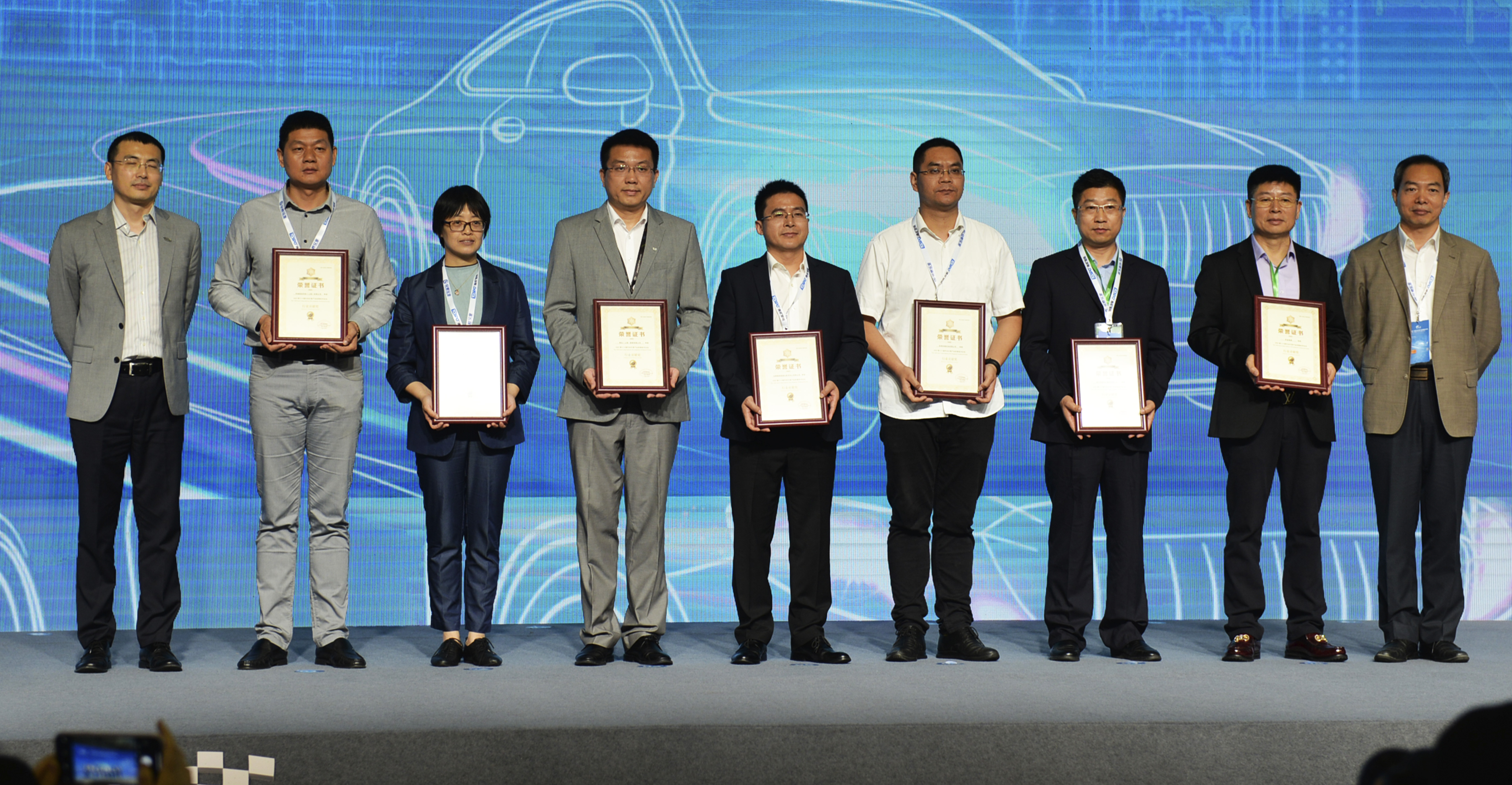 星宇股份榮獲第十六屆汽車燈具產業發展技術論壇“行業貢獻獎”