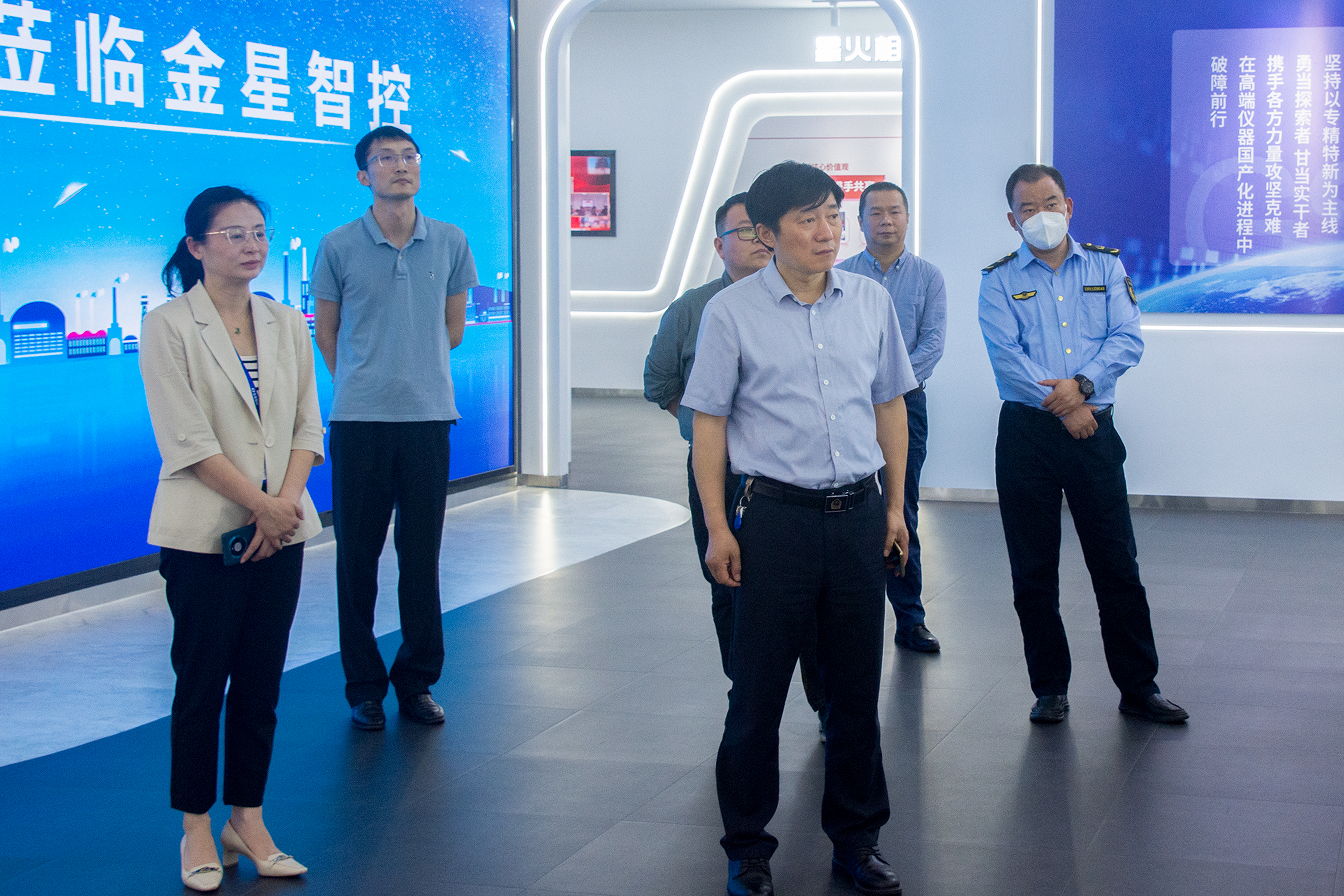 合肥高新區市場監督管理局局長李杰一行蒞臨金星智控調研，并頒發“皖美品牌示范企業”證書
