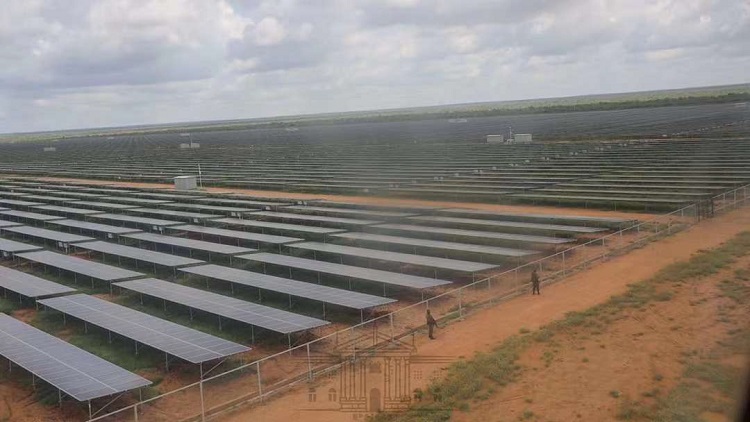 A construção de usinas fotovoltaicas traz vitalidade e vitalidade às aldeias africanas