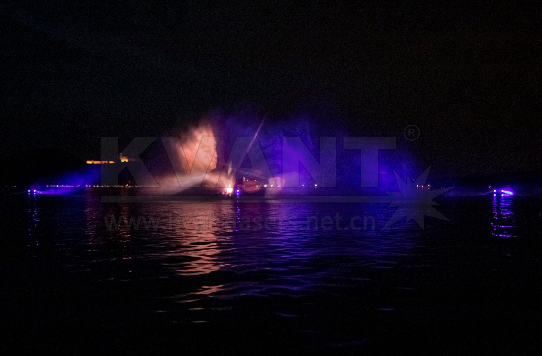 意大利馬焦雷湖上演水上舞臺大型水幕激光秀
