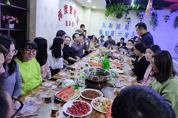 人和環(huán)境團隊聚餐