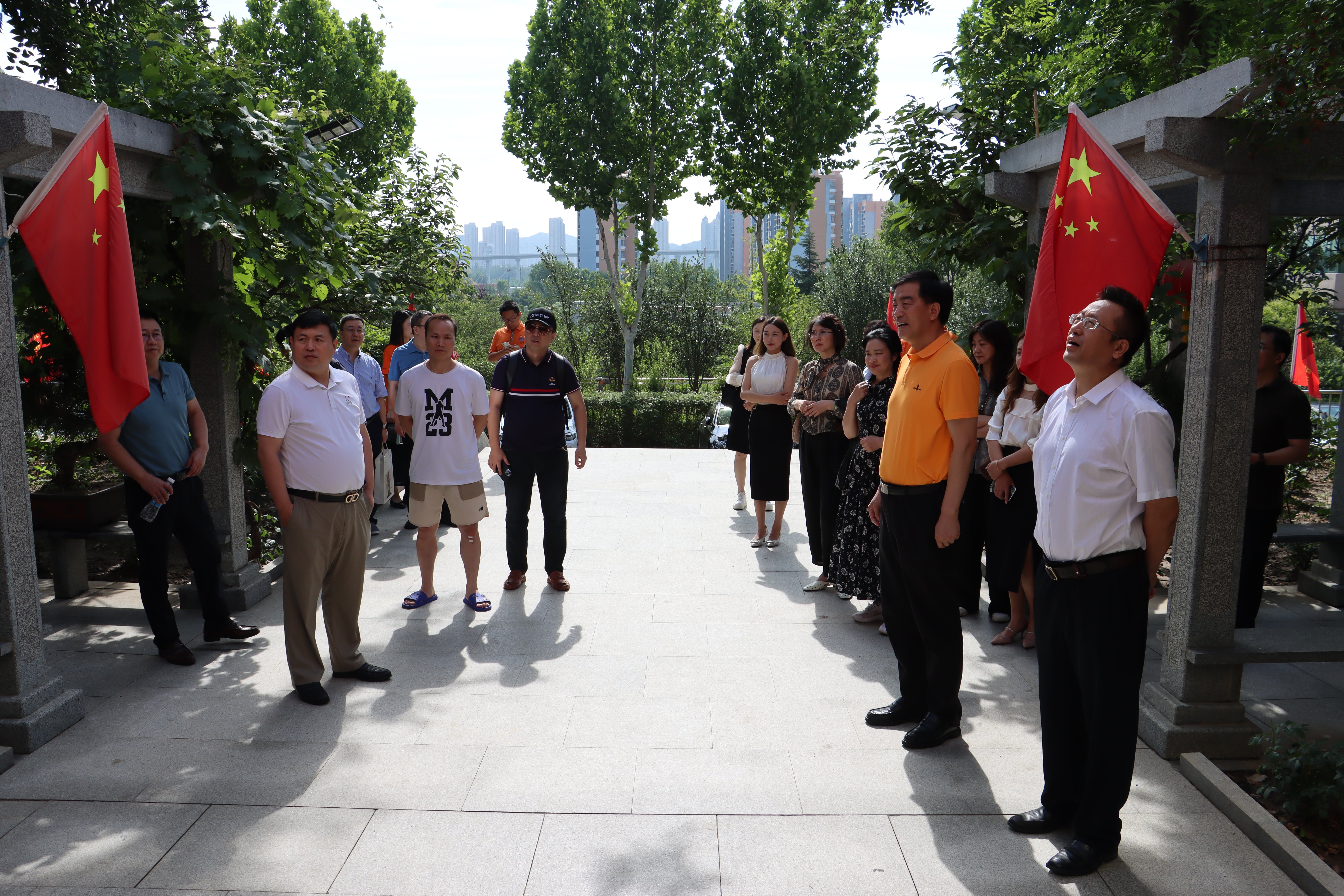 中國知名經(jīng)濟(jì)學(xué)家高連奎教授 率荷蘭商學(xué)院訪學(xué)團(tuán)蒞臨龍達(dá)恒信參觀交流