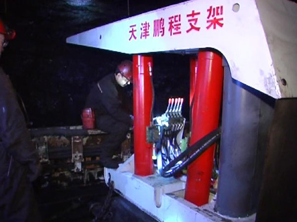 云南雄硐煤礦輕型薄煤層液壓支架井下安裝