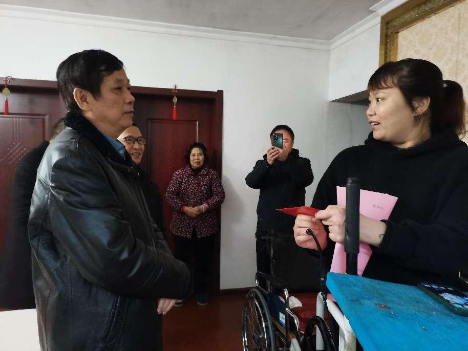 冬日送溫情 走訪慰問暖人心 ---南嶺民爆兩級班子走訪慰問結對幫扶困難職工