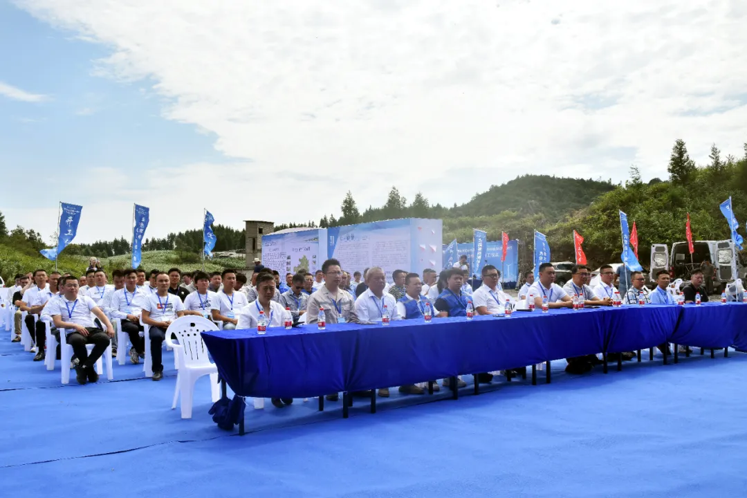 貴州華電大方果瓦100MW和重山50MW農業光伏發電項目總承包工程開工儀式在長石鎮舉行