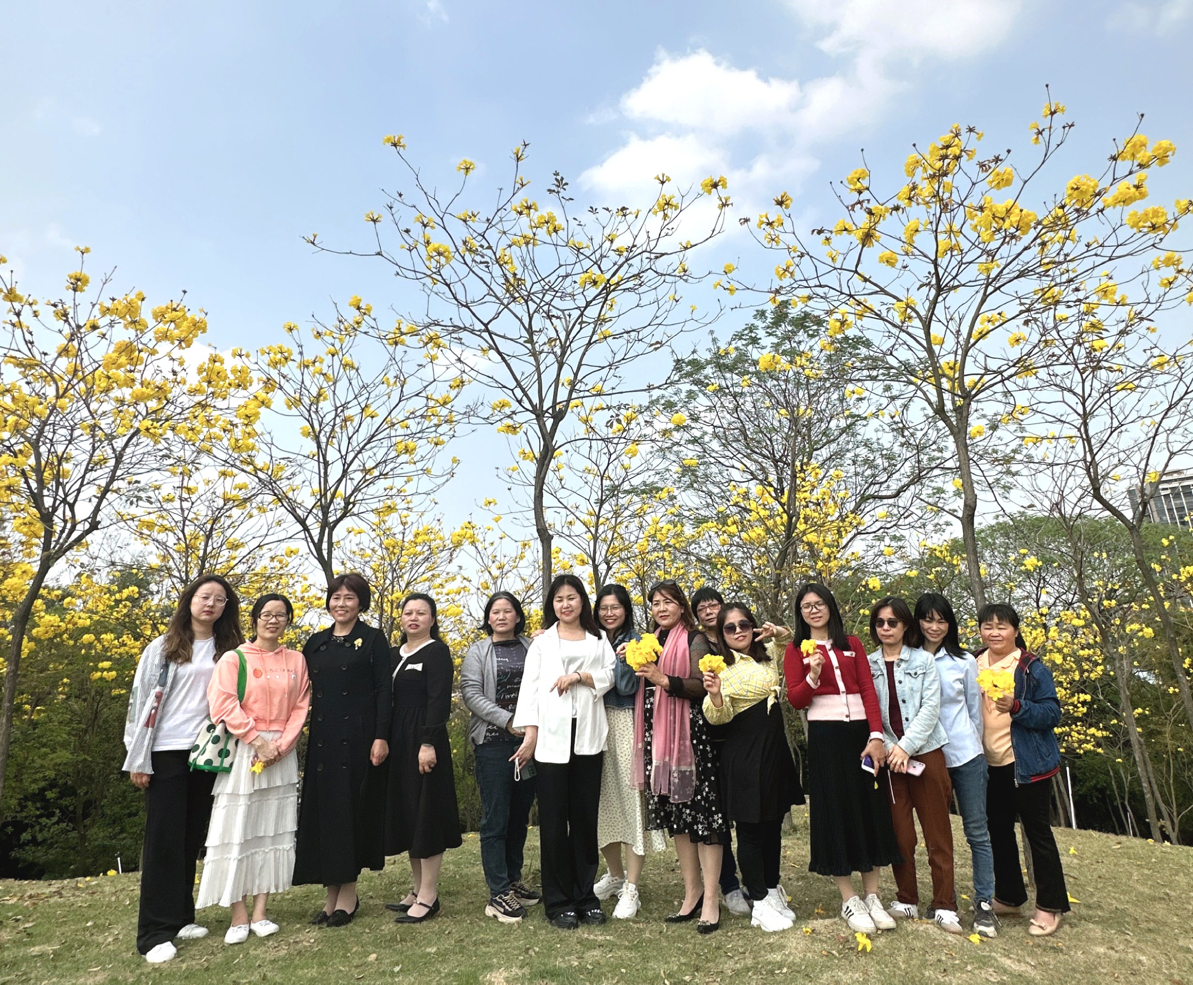 春風送爽  芳華綻放 厚積薄發 家國興旺            ——2023年公司黨團支部、工會、婦聯?！叭藡D女節”快樂