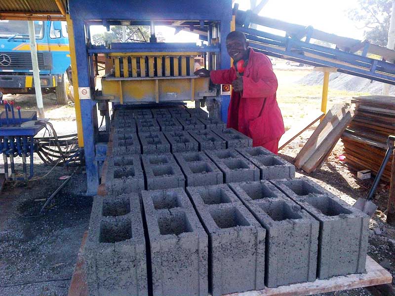 赞比亚砌块生产现场