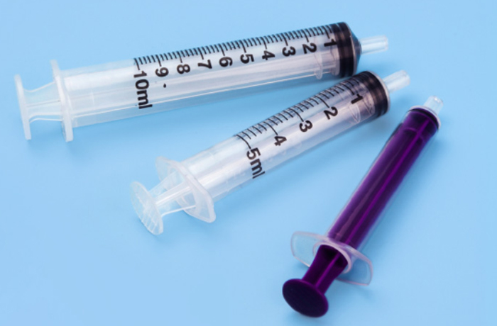 Disposable feeding syringe
