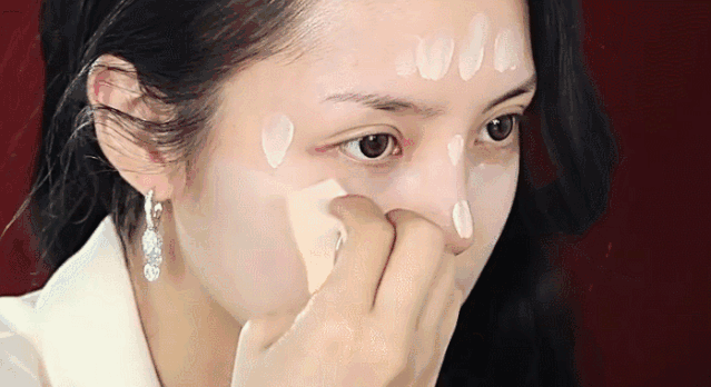 彩妝生產廠家：油皮適合什么粉底液？