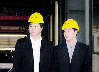 2008年11月，中石油大慶石化分公司副總經理李天書(左)來我公司考察