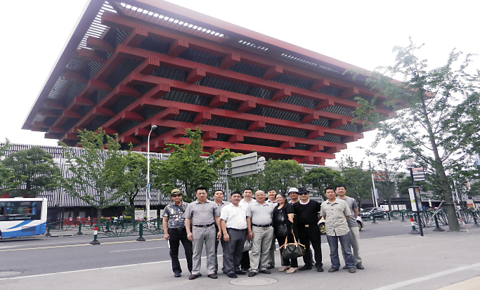 公司領(lǐng)導(dǎo)及部分項(xiàng)目經(jīng)理在上海旅游考察留影
