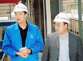 2008年4月，包鋼集團公司總經理司永濤(右)來我公司視案