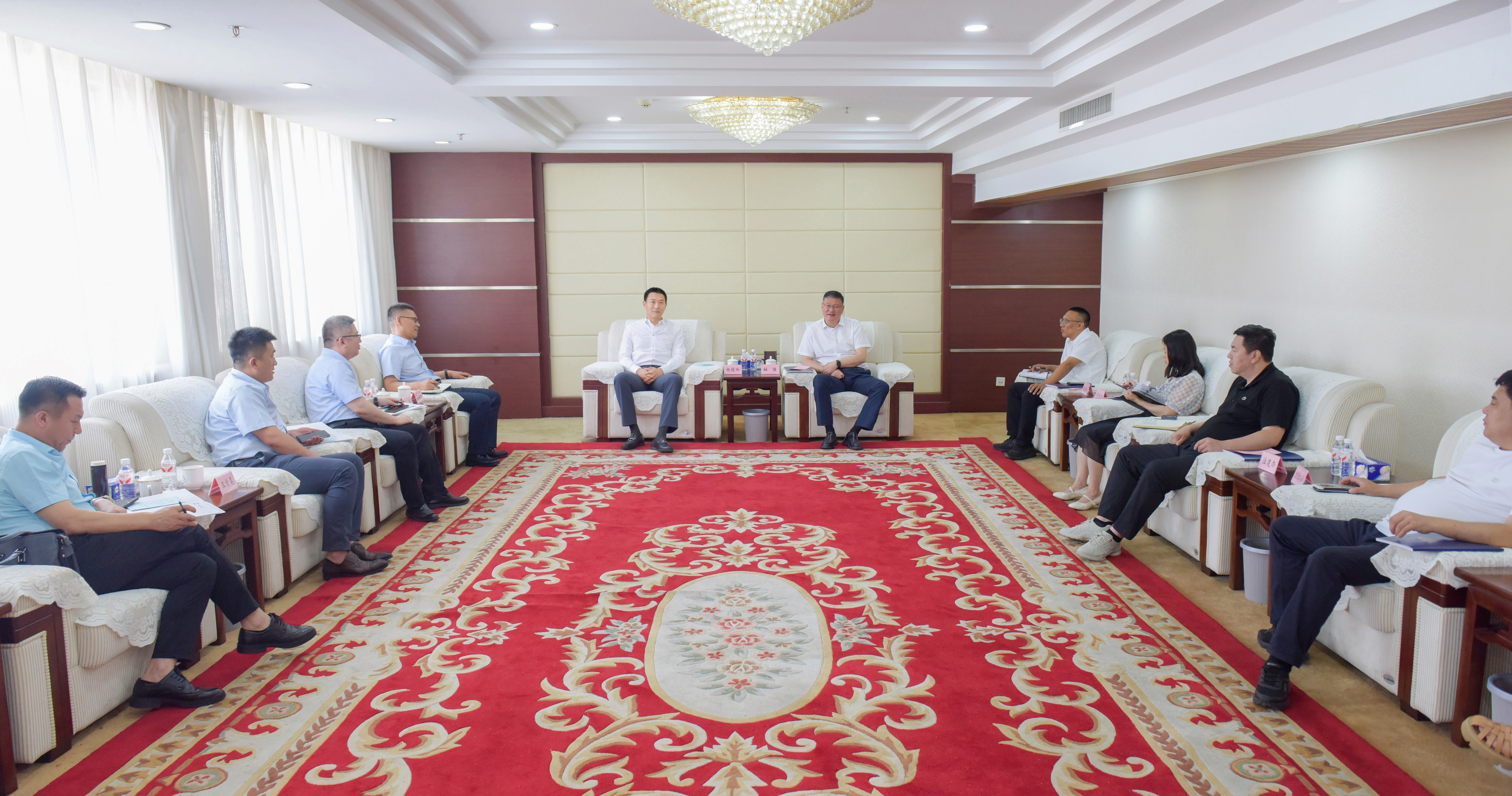 杨俊岭与鞍山经济开发区党工委书记、管委会主任杜强举行工作会谈