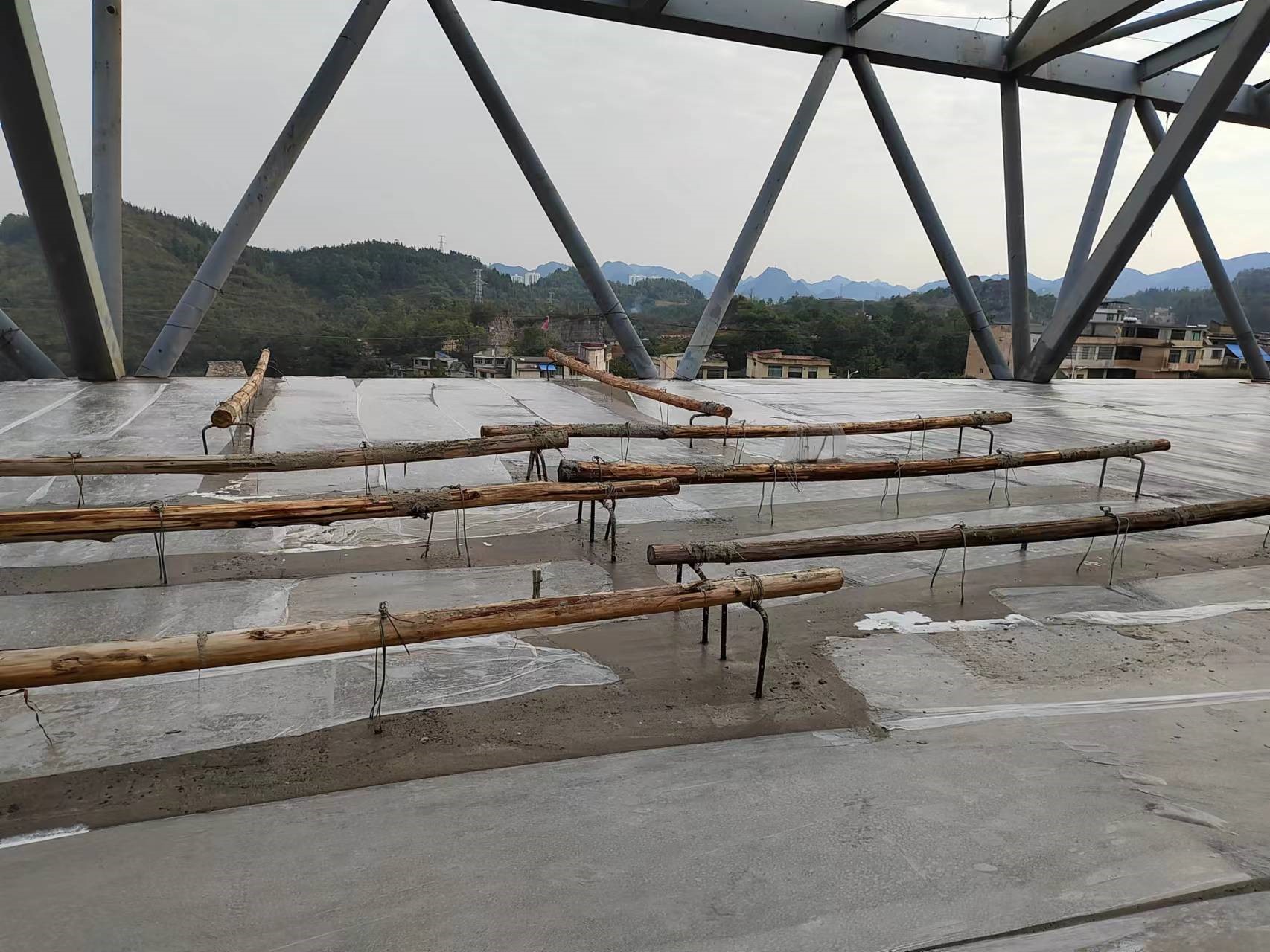 顺利封顶！黄果树项目钢结构45米大跨度钢桁架楼承板混凝土浇筑完成
