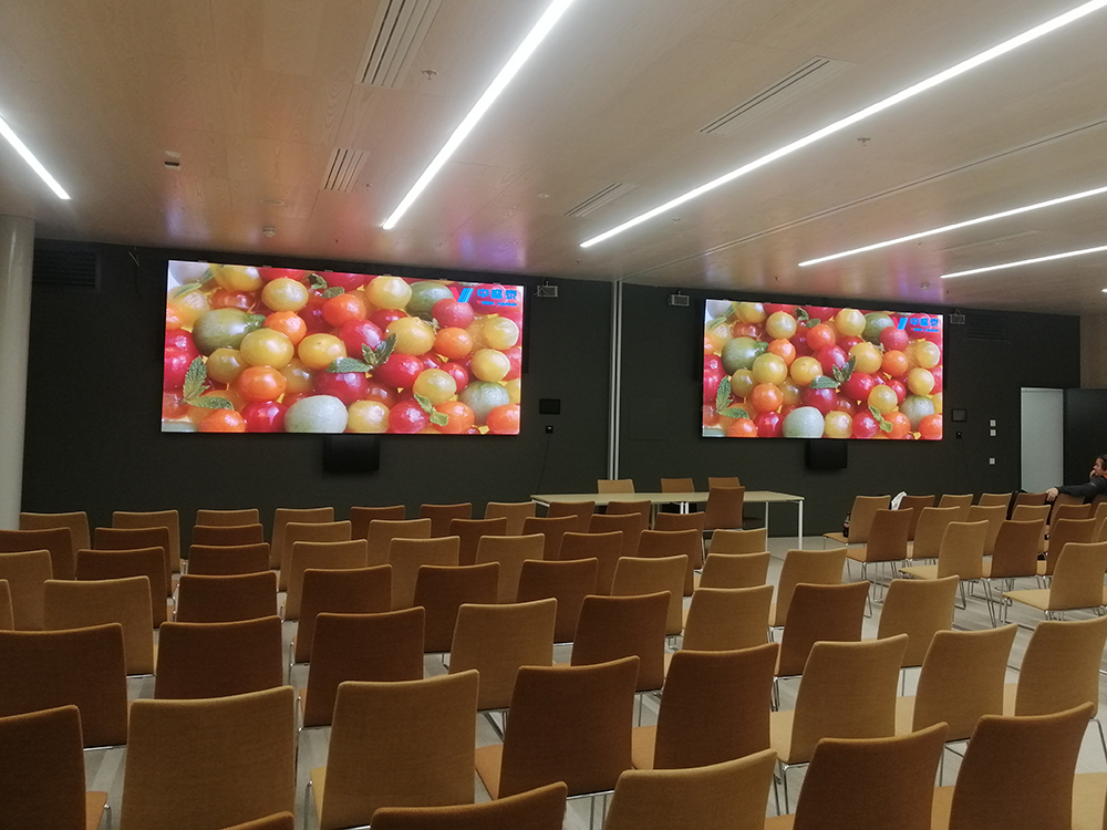 Pantalla pequeña P1.9 con un área de 13 metros cuadrados en la sala de conferencias de las universidades noruegas