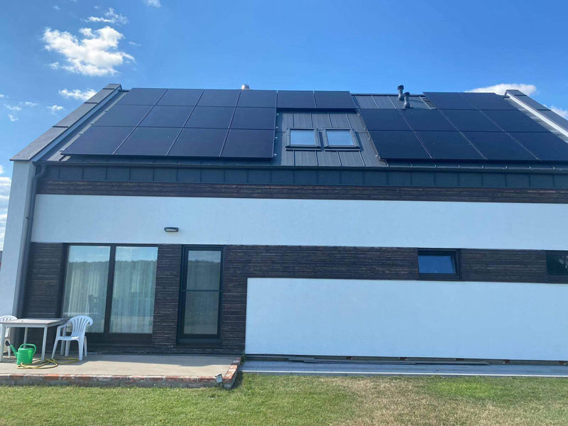 Bluesun 　屋根置き 10kw シングルドソーラーパネル　太陽光発電所（ポーランド）