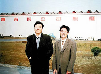 Enero de 2000 - Liu Yunsheng, Director General del Grupo de Tubos de Acero de Tianjin, visita nuestra empresa